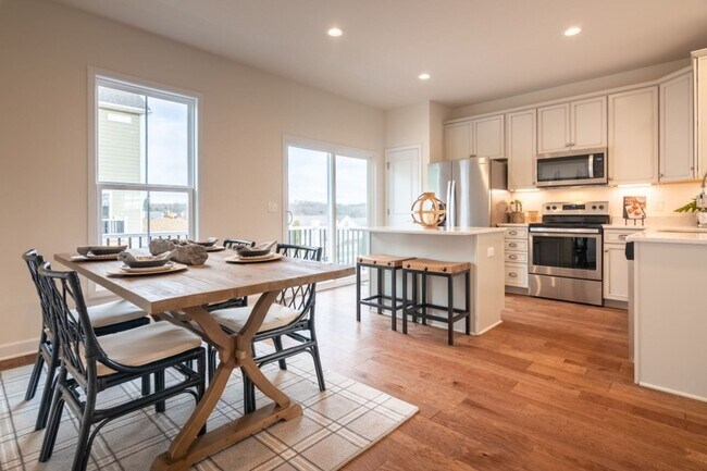 Building Photo - Blacksburg, 3BR / 2.5 BA, Available in August