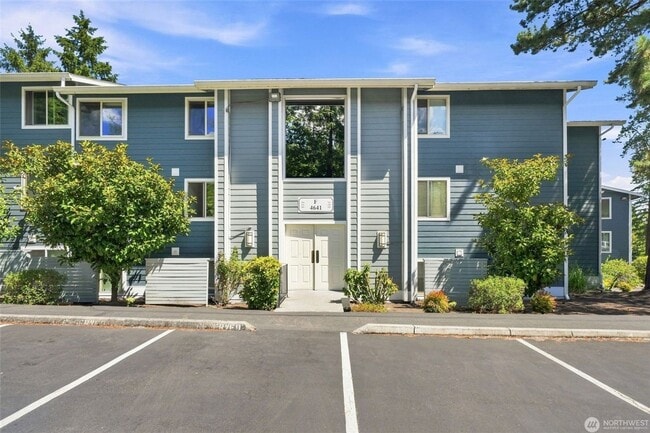 Building Photo - 4641 W Lake Sammamish Pkwy SE