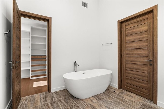 Building Photo - 2714 Lakehurst Rd