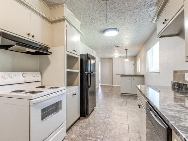Building Photo - 208 Thompson Dr