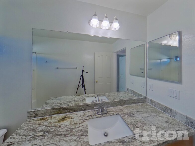 Building Photo - 43738 Elm Dr