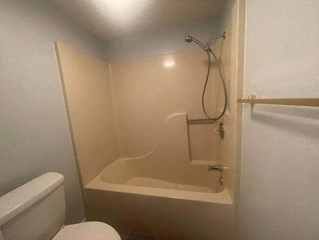 Building Photo - Nice 1 Bedroom 1 Bath Unfurnished Condo Renovated