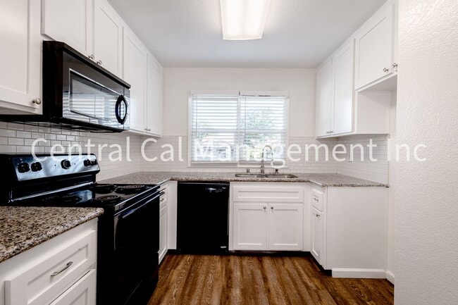 Building Photo - 3 Bedroom/2 Bath Home in the Southwest - $2295 Per Month!