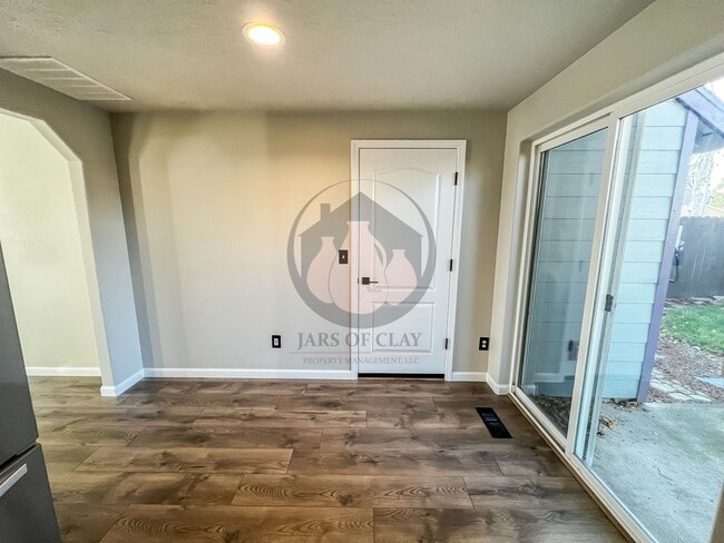 Building Photo - Charming Keizer Home-Coming First week of February