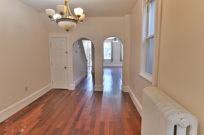 Building Photo - Charming 3 Bedroom on 2nd St