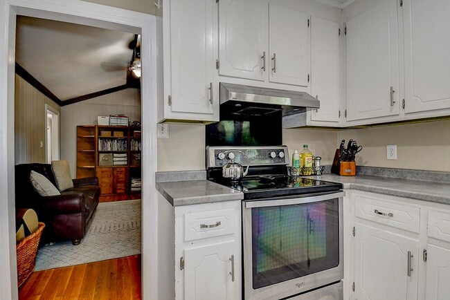 Building Photo - ONE LEVEL LIVING at it's FINEST in the SOU...