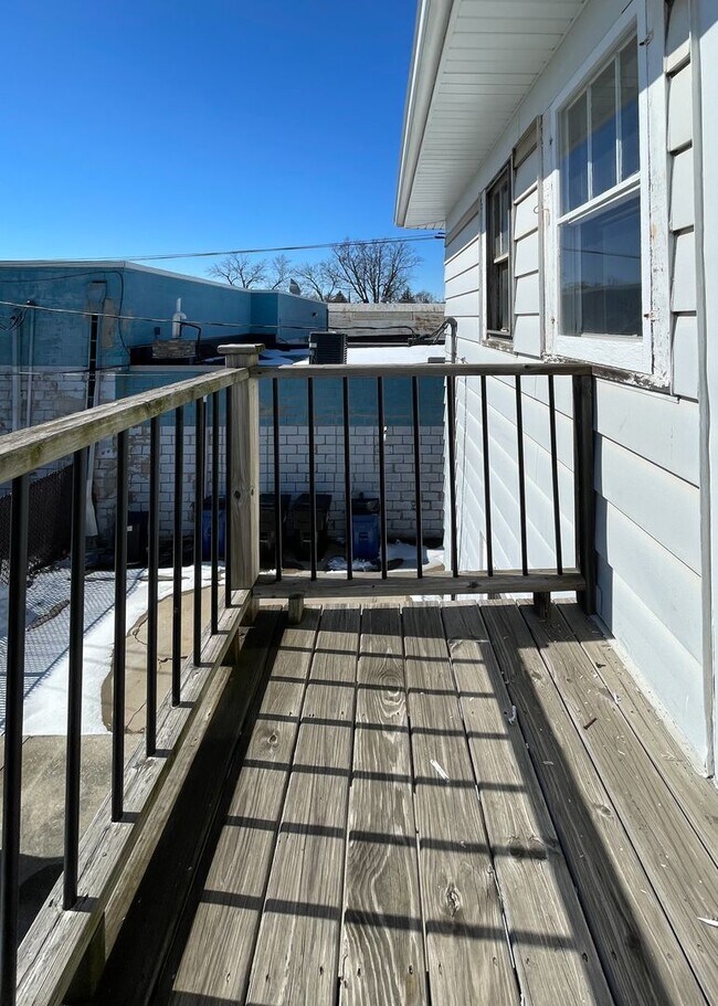 Building Photo - 1605 Yout St