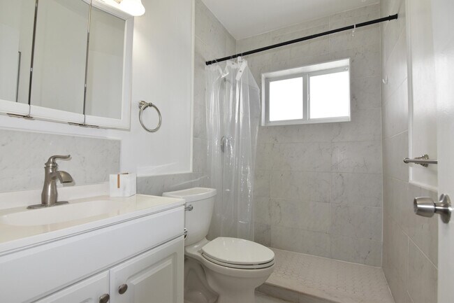 Building Photo - 2260 NE 5th Ave