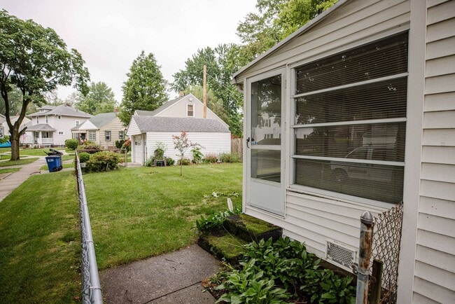 Building Photo - West Toledo 3 Bedroom