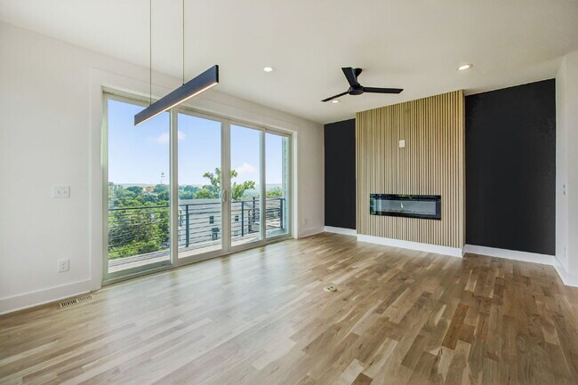 Building Photo - "Spacious 4-Bed, 4-Bath Gem in Nashville -...