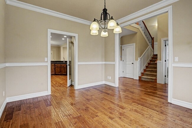 Building Photo - 4 bed, 2.5 bath Two-Story Home in West Salem