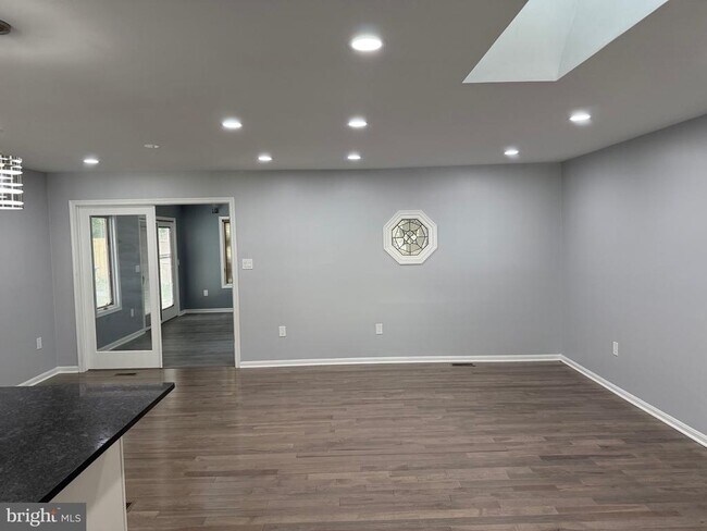 Building Photo - 7810 Newington Woods Dr