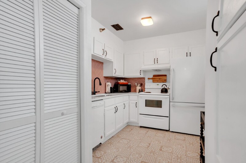 Building Photo - 121 W Hall St