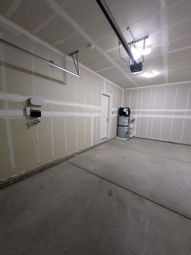 Building Photo - Brand New Townhome!