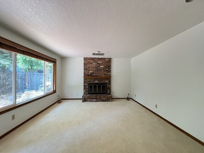 Building Photo - Charming Single-Level Home with Multiple Living Areas and Spacious Backyard Retreat