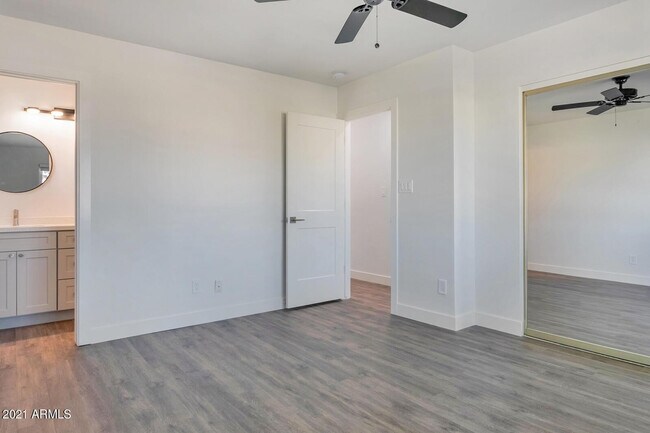 Building Photo - 2333 E Paradise Dr