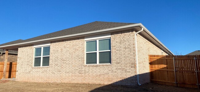 Building Photo - 4 Bedroom 2 Bathroom 2 Car Garage Home in Oakdale School District