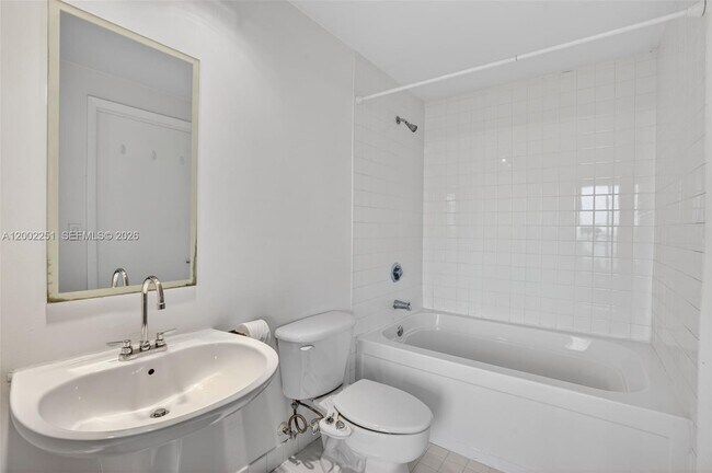 Building Photo - 10 SW South River Dr