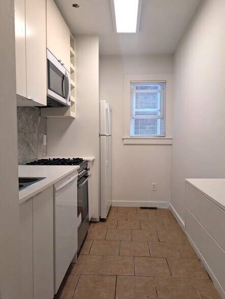 full size refrig, garbage disposal, dishwasher - 40 Lyon St