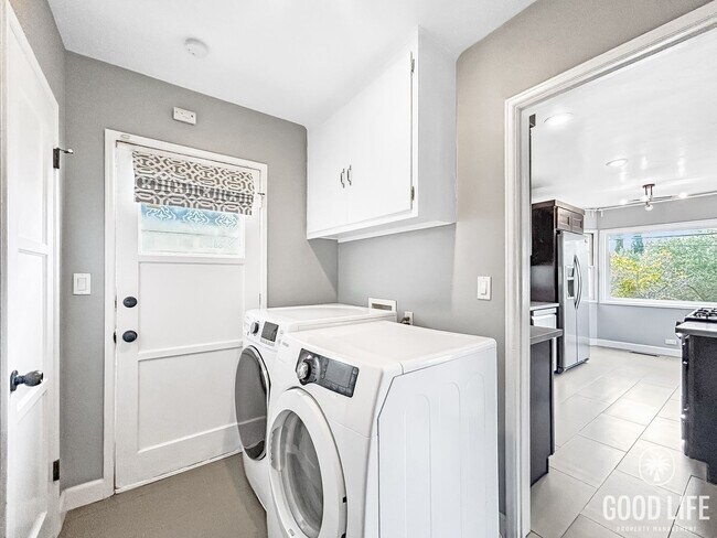 Building Photo - Beautiful 4BD/2.5 BA W/ Updated Bathrooms, A/C, and a Large Backyard in El Cerrito!