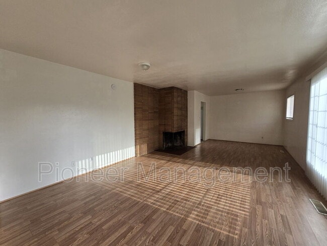 Building Photo - 622 W Pilger St