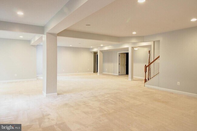 Building Photo - 2150 Chestnut Ln