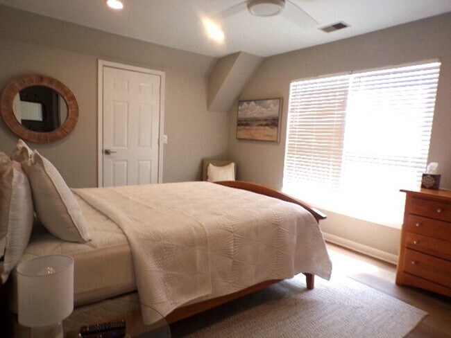 Building Photo - Adorable Home Located In Yacht Cove