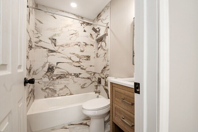 Building Photo - MOVE-IN SPECIAL: $500 OFF DEPOSIT! Stunnin...