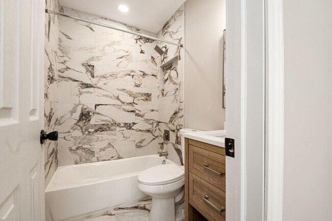 Building Photo - Stunning Renovation on the Near East Side!