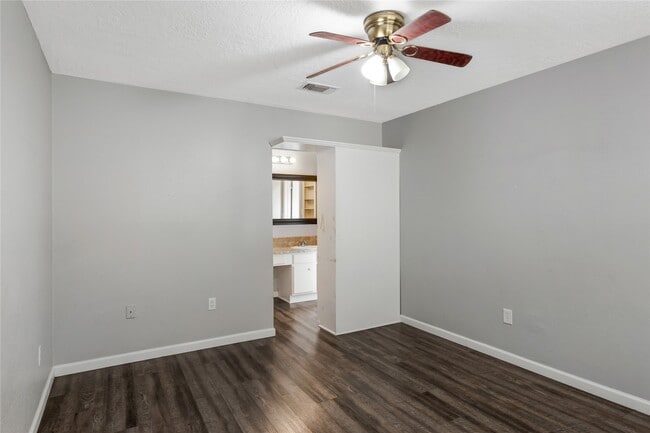 Building Photo - 16962 Glen Eagle Dr N