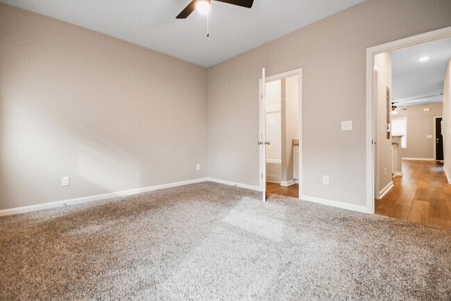 Building Photo - Pet Friendly Three Bedroom!