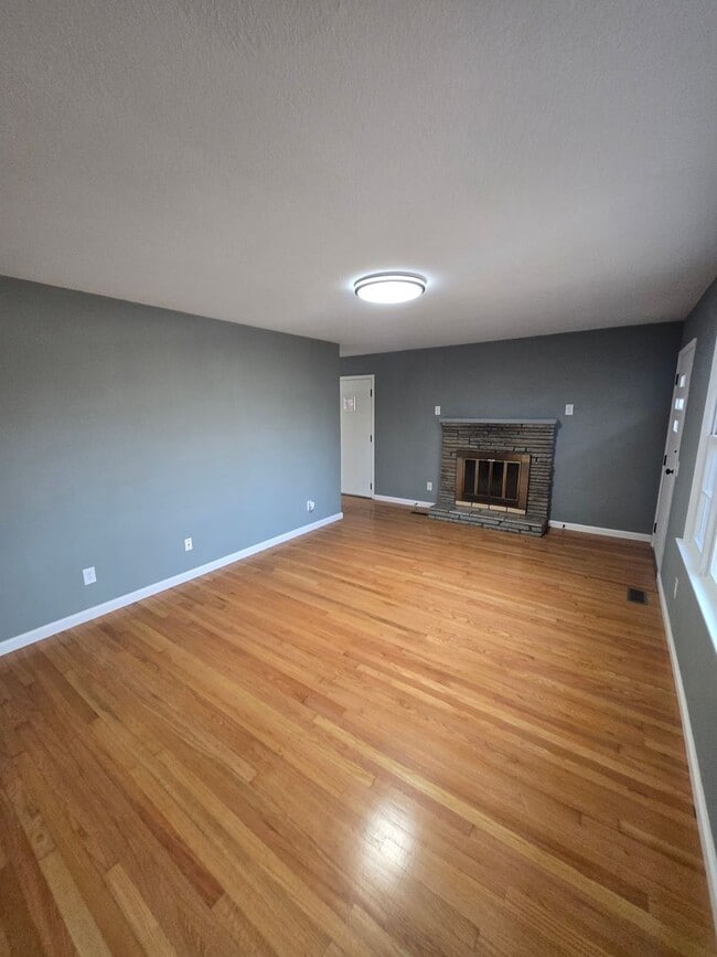 Building Photo - Charming 3-Bedroom, 2-Bathroom Brick Home for Rent