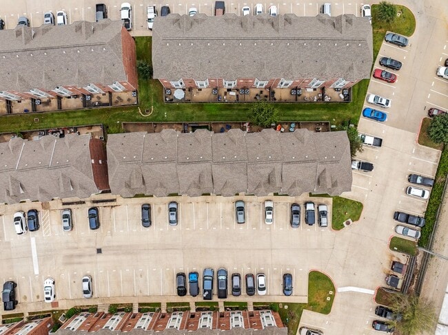 Building Photo - August 2026 Pre-Lease 4 bed Lakeridge - NO CARPET!