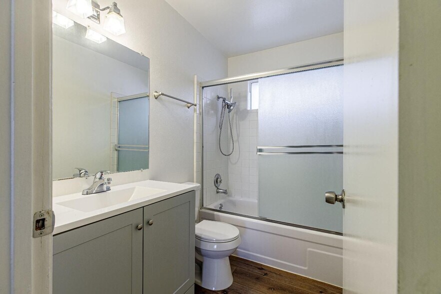 Building Photo - 8820 La Riviera Dr