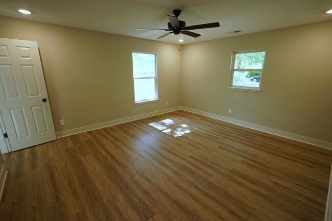 Building Photo - 1104 N 1200 Rd