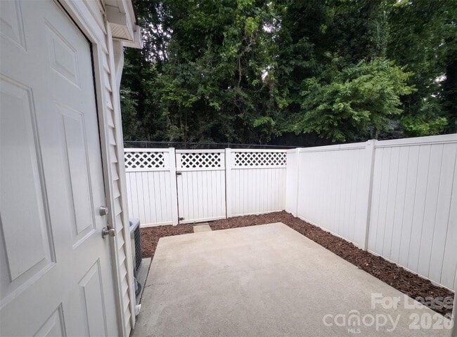 Building Photo - 1215 Green Oaks Ln