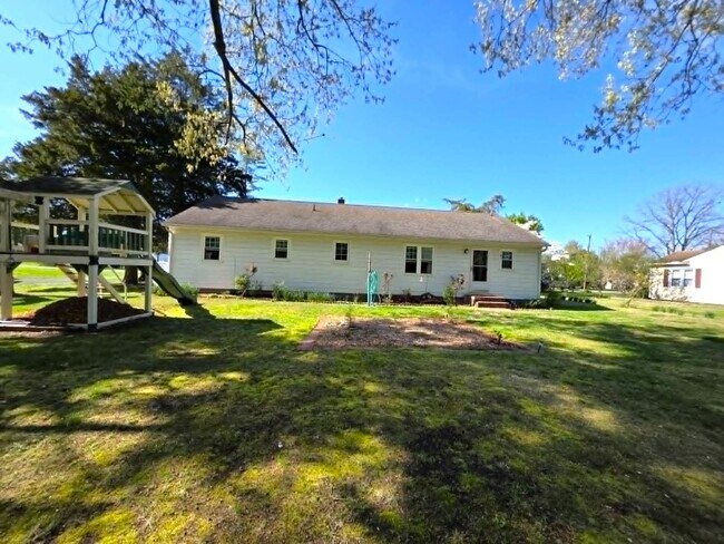 Building Photo - 104 Lee Dr