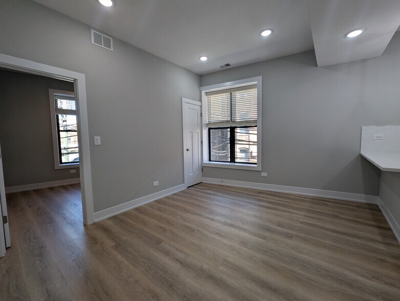 Building Photo - 423 W Belden Ave