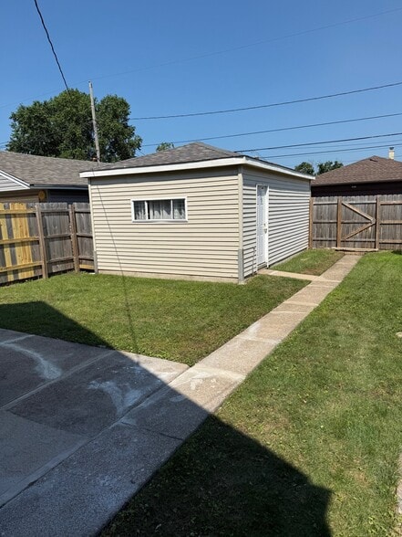 Building Photo - 2137 Wespark Ave