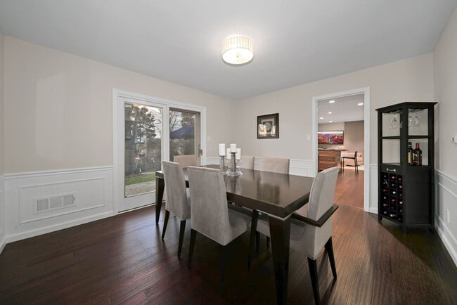 Building Photo - ABSOLUTELY GEORGEOUS 5BD/3.5BA Fully-Renov...
