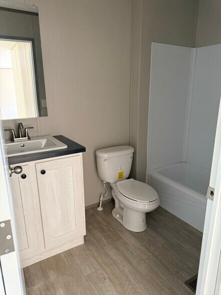 Building Photo - 118 Clara St