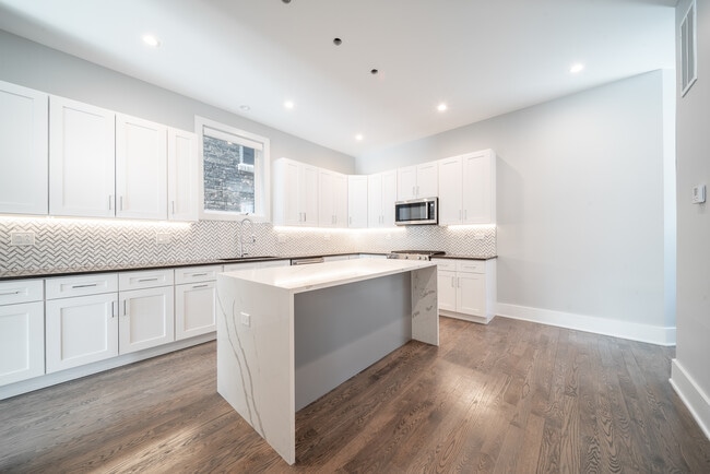 Primary Photo - 556 W 18th St