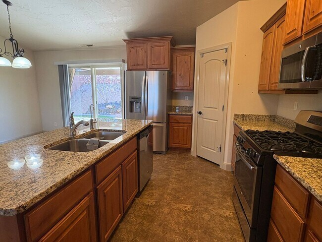 Building Photo - Beautiful Home In Hurricane