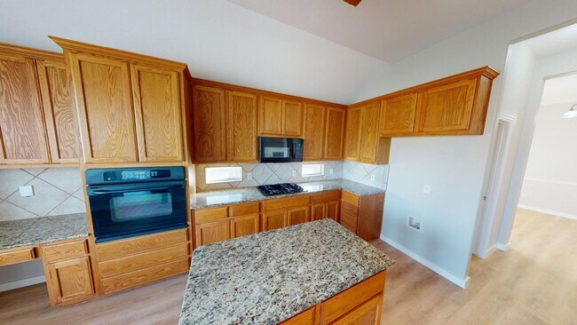 Building Photo - Elegant home in Pflugerville with great fe...