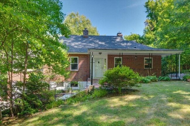 Building Photo - Classic Brick Multi-Level Home with Backya...