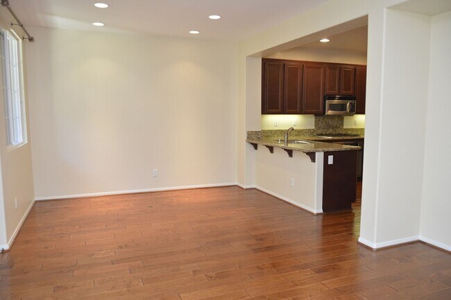 Building Photo - Spacious 3 BD, 3 BA Townhome in Airoso of Carmel Valley!