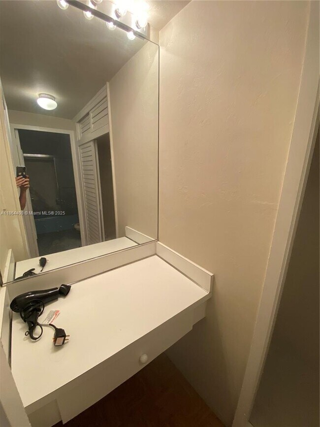 Building Photo - 1408 Brickell Bay Dr
