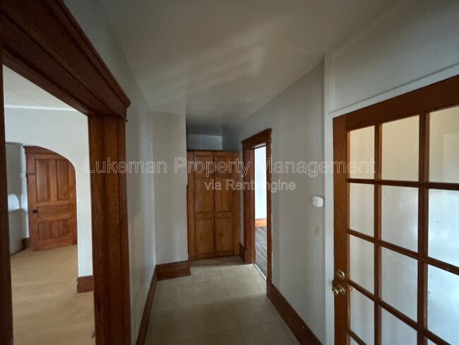 Building Photo - 515 Village St