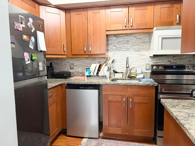 Building Photo - 112 Lowell St