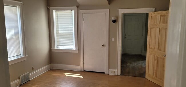 Building Photo - 4 bed 2 bath